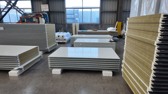 Hochfeste PU-Sandwichplatte mit Luftdichtheit/Wasserdichtheit und hervorragender Wärmeisolierung