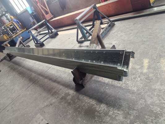 Hot Dip Galvanized Metal Building Purlin mit angepasster Länge und Stahltyp 195/235/355 für Strukturunterstützung