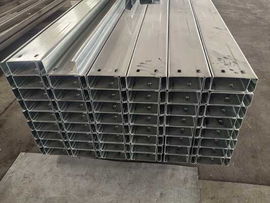 Hot Dip Galvanized Metal Building Purlin mit angepasster Länge und Stahltyp 195/235/355 für Strukturunterstützung