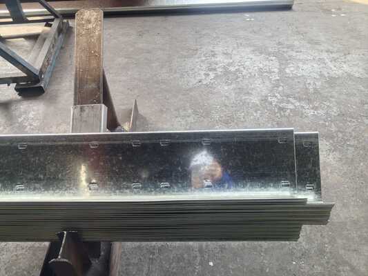 Hot Dip Galvanized Metal Building Purlin mit angepasster Länge und Stahltyp 195/235/355 für Strukturunterstützung