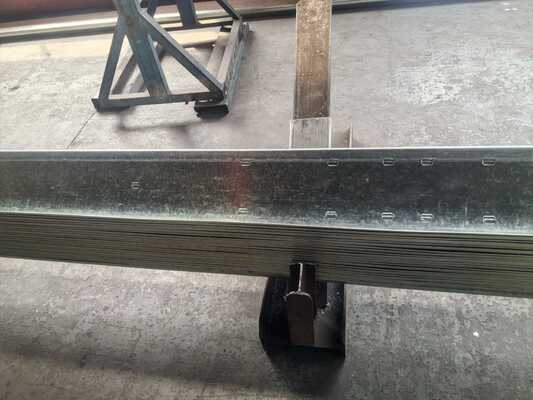 Hot Dip Galvanized Metal Building Purlin mit C/Z-Form für eine dauerhafte Strukturunterstützung in Stahltyp 195/235/355