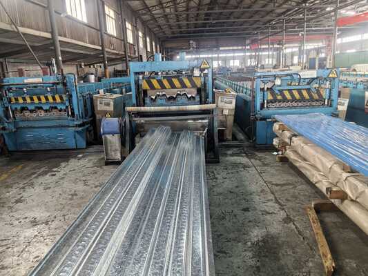 Anpassungsfähige Länge bis zu 6000 mm Wellmetalldecking mit hoher Korrosionsbeständigkeit und Brandbeständigkeit der Klasse A