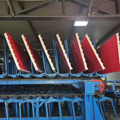 Dekorative feuerfeste PU-Sandwich-Dachverkleidungsplatten. Dachverkleidungsplatten aus Metall für den Außenbereich. Tolle Wand-Sandwichplatten